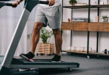 Jaké jsou výhody chůze na páse, když jdete „do kopce“ oproti běhu po rovině?