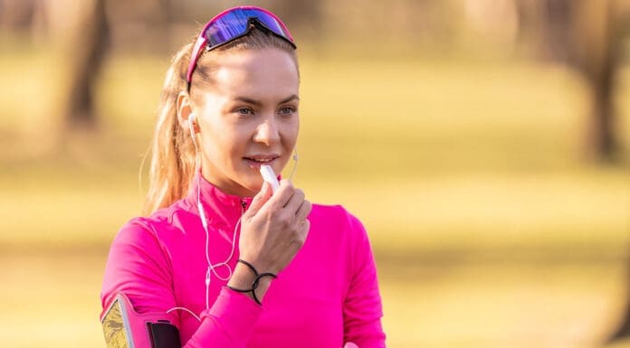 Vyrážíte ven za sportem? Nezapomeňte si vybrat balzám na rty.
